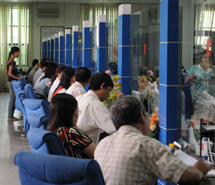 Kết quả chung có thể dự tính trước là sau năm 2008 khó khăn, cỗ máy lợi nhuận của các nhà băng đang vận hành tốt hơn trong nửa đầu năm 2009 - Ảnh: Quang Liên.