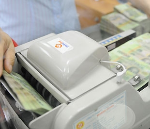 Ngân hàng Nhà nước cho biết, việc ban hành quy định tỷ lệ tối đa của nguồn vốn ngắn hạn được sử dụng để cho vay trung hạn và dài hạn đối với các tổ chức tín dụng hoạt động tại Việt Nam là để đảm bảo an toàn trong hoạt động, đặc biệt là khả năng thanh khoản - Ảnh: Quang Liên.