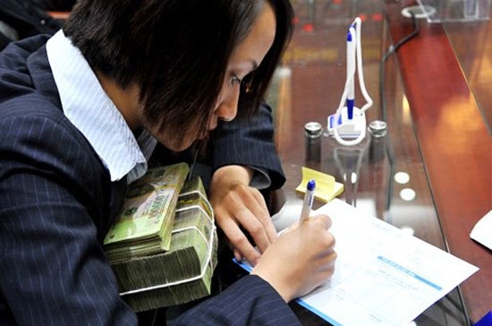 Một yếu tố để xem xét giảm thêm lãi suất cho vay là chi phí đầu vào, nhưng hiện hầu hết các ngân hàng vẫn đồng loạt áp lãi suất huy động 10,49%/năm.