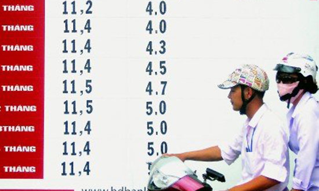 Chưa mở rộng, nhưng thị trường cũng đã bắt đầu đón những điều chỉnh mới của một số ngân hàng thương mại theo hướng hạ lãi suất huy động.