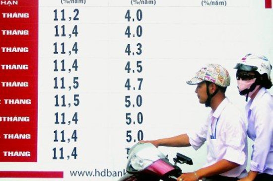 Chưa mở rộng, nhưng thị trường cũng đã bắt đầu đón những điều chỉnh mới của một số ngân hàng thương mại theo hướng hạ lãi suất huy động.