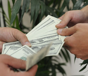 Doanh nghiệp bắt đầu đẩy mạnh bán USD cho ngân hàng sau tình trạng găm giữ kéo dài thời gian qua - Ảnh: Quang Liên.