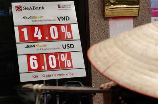 Hiện lãi suất huy động VND cao nhất được ấn định ở "trần" 14%/năm - Ảnh: Getty.