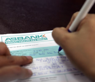 Tuần qua, lãi suất huy động VND các kỳ hạn ngắn của một số ngân hàng tiếp tục tăng mạnh.