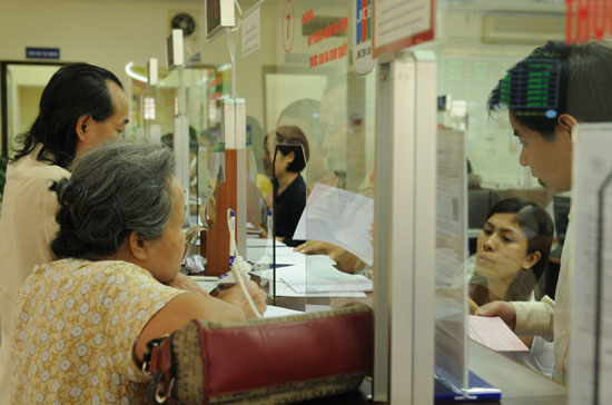 Huy động vốn trên thị trường 1 hiện gặp khó khăn về cạnh tranh lãi suất, do định hướng không quá 10,5%/năm Ngân hàng Nhà nước đề ra - Ảnh: Quang Liên.