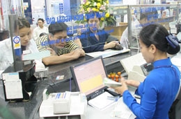 Theo Thống đốc Ngân hàng Nhà nước, lãi suất huy động VND có xu hướng tăng do nhu cầu vốn của nền kinh tế tăng mạnh và sự dịch chuyển vốn từ tiền gửi ngân hàng sang đầu tư kinh doanh chứng khoán và tài sản khác.