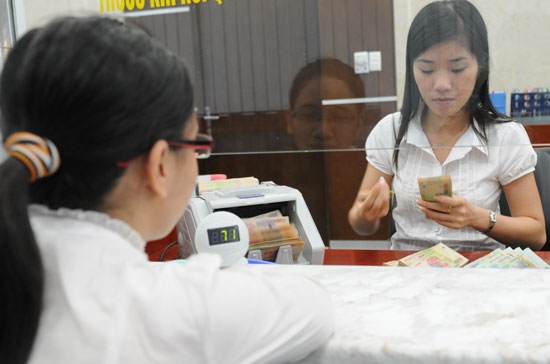 Trong tuần, doanh số giao dịch trên thị trường liên ngân hàng đạt xấp xỉ 120.350 tỷ VND và 2.033 triệu USD, bình quân đạt khoảng 24.070 tỷ VND và 406 triệu USD/ngày - Ảnh: Quang Liên.