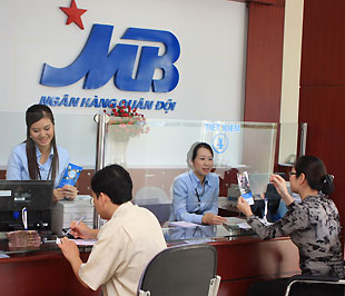 Một giải pháp không kém phần quan trọng là chính bản thân các ngân hàng phải tự tạo được niềm tin và sự ổn định trong tâm lý người gửi tiền, phát triển thương hiệu và nâng cao chất lượng chăm sóc, tư vấn.