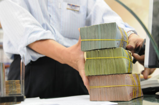 Trong thời gian tới, Ngân hàng Nhà nước sẽ tiếp tục kiểm soát chặt chẽ tổng phương tiện thanh toán phù hợp với mục tiêu tăng trưởng kinh tế. Việc nới lỏng chính sách tiền tệ sẽ được thực hiện có thời hạn - Ảnh: Quang Liên.