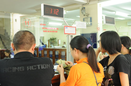 Căng thẳng lãi suất huy động tập trung ở nửa cuối năm 2009. Khái niệm “đường cong lãi suất” bị xóa nhòa khi nhiều ngân hàng áp thống nhất một mức cao cho hầu hết các kỳ hạn - Ảnh: Quang Liên.