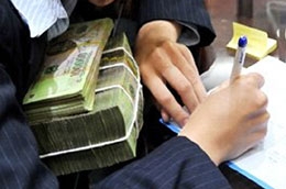 "Tôi cũng hiểu rõ cái khó của ngân hàng, nhưng việc đẩy lãi suất đi quá xa làm tăng áp lực trả nợ lên người vay rất nhiều”.