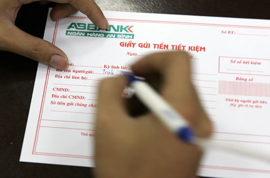 Theo ý kiến của một số ngân hàng thương mại, cạnh tranh lãi suất huy động hiện nay vẫn gay gắt. Thực tế từ cuối tuần qua đến nay, nhiều thành viên đã nâng lãi suất huy động lên sát 12%/năm.