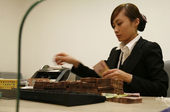Ngân hàng Nhà nước sẽ kiểm tra hiện tượng một số ngân hàng cổ phần có nguồn vốn huy động lớn thông qua một số quỹ đầu tư và công ty con để cho vay dưới dạng tiền gửi mặc cả lãi suất đối với các ngân hàng thương mại nhà nước.