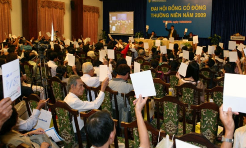 Sacombank vừa tổ chức thành công đại hội cổ đông thông qua kế hoạch tăng vốn điều lệ lên 9.179 tỷ đồng và chỉ tiêu 2.400 tỷ đồng lợi nhuận trong năm 2010.