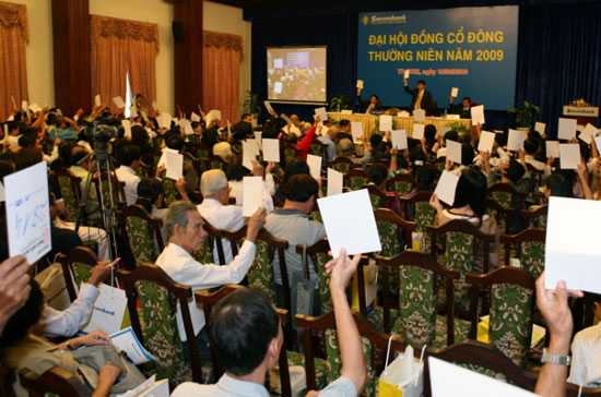Sacombank vừa tổ chức thành công đại hội cổ đông thông qua kế hoạch tăng vốn điều lệ lên 9.179 tỷ đồng và chỉ tiêu 2.400 tỷ đồng lợi nhuận trong năm 2010.