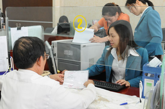 Tại một số ngân hàng thương mại, lãi suất huy động VND đã thống nhất cùng một mức ở các kỳ hạn từ 1 - 5 tháng, hoặc từ 12 - 36 tháng - Ảnh: Quang Liên.