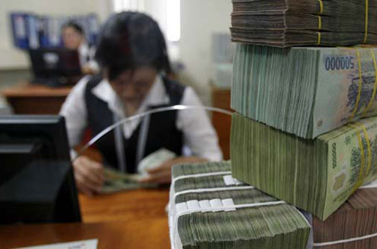 Tuần qua, lãi suất bình quân các kỳ hạn từ 6 tháng và 12 tháng đã có sự sụt giảm rõ rệt xuống dưới 10,50%/năm với mức giảm lần lượt là 1,51% và 1,10% - Ảnh: Reuters.