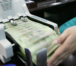 Theo Ngân hàng Nhà nước, tín dụng đối với nền kinh tế tháng 8/2009 ước tăng 1,75% so với cuối tháng trước; trong đó, tín dụng bằng VND ước tăng 1,79% và tín dụng bằng ngoại tệ ước tăng 1,52%.