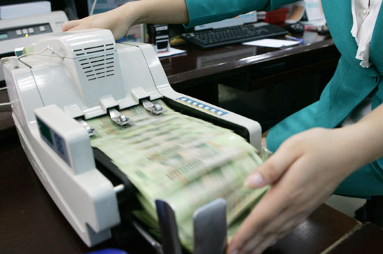 Hạ lãi suất bằng khơi thông các nguồn vốn, thay vì bằng tăng cung tiền có thể gây áp lực lạm phát.