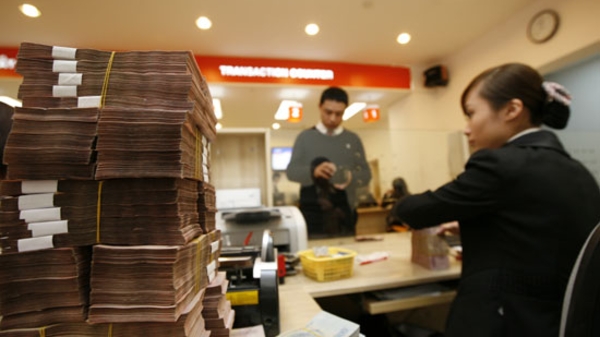 Chính phủ: “Khẩn trương hạ lãi suất huy động và cho vay”