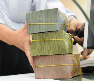 Cuối năm 2008, các ngân hàng đã đặt vấn đề bỏ huy động theo kỳ hạn tuần, nhưng nay đó lại là những kỳ hạn có lãi suất "nóng" - Ảnh: Quang Liên.