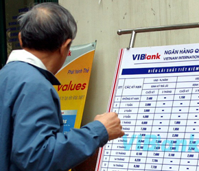 Một số ngân hàng cổ phần vừa áp dụng biểu lãi suất mới. Ảnh: Việt Tuấn.