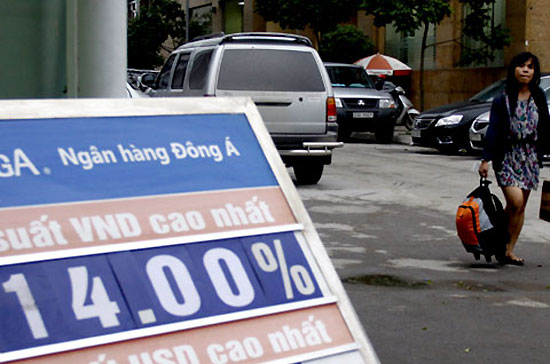 Cơ chế trần lãi suất đi cùng với tình trạng vượt trần trong thời gian qua.