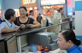 Hành khách đi tàu mua vé qua website, sau khi thanh toán vẫn phải tới quầy để lấy vé.