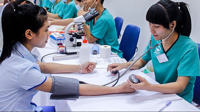 Mức đóng bảo hiểm y tế của người lao động có thể sẽ tăng lên. Ảnh minh họa.