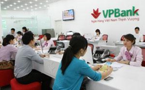 Khách hàng giao dịch tại VPBank.<br>