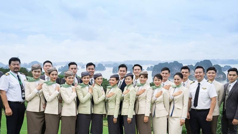Các phi công và tiếp viên của Bamboo Airways tại một dự án nghỉ dưỡng của FLC ở Hạ Long.