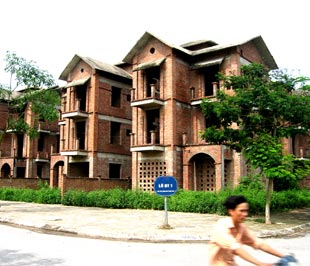 Thị trường bất động sản co hẹp  từ đầu năm nay, khi tình hình lạm phát bắt đầu trở nên căng thẳng. - Ảnh: Anh Quân