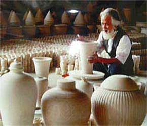 Năm 2006, kim ngạch xuất khẩu mặt hàng thủ công mỹ nghệ là 630,4 triệu USD, chiếm 1,5% trong tổng giá trị kim ngạch xuất khẩu của cả nước.