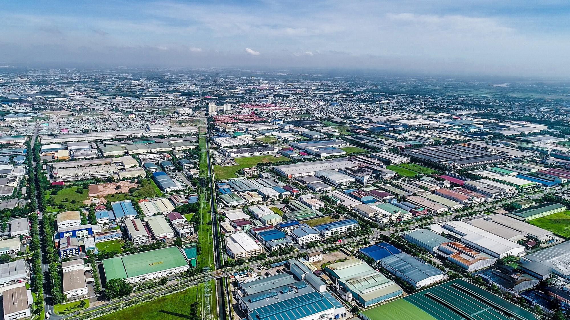 Bàu Bàng còn hưởng lợi từ tuyến cao tốc Tp.HCM - Thủ Dầu Một - Chơn Thành, cao tốc Tp.HCM - Lộc Ninh và tuyến metro thành phố mới Bình Dương - Uyên Hưng - Tân Thành.