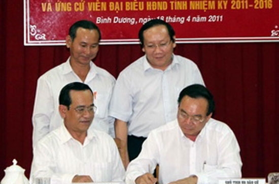 Bàn giao danh sách bầu cử chính thức đại biểu Quốc hội khóa 13 và hội đồng nhân dân các cấp ở tỉnh Bình Dương - Ảnh: TTXVN