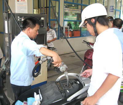 Tổ giám sát có nhiệm vụ theo dõi việc điều chỉnh giá xăng dầu do các doanh nghiệp đầu mối quy định - Ảnh: Anh Quân.