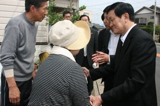 Ông Trương Tấn Sang thăm hỏi các nạn nhân bị ảnh hưởng bởi động đất-sóng thần ở Nhật Bản - Ảnh: TTXVN.