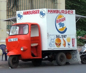 Việc tiếp thị và bán hàng lưu động như trên được một số người đánh giá là nhạy bén và thu hút khách.