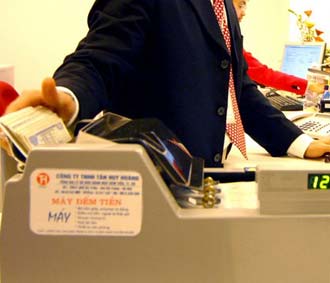 Đại diện một số ngân hàng hiện có cũng tỏ ra thận trọng trước sự chia sẻ mới về thị phần, về khả năng hoàn thành mục tiêu lợi nhuận khi có những dấu hiệu cạnh tranh tiêu cực - Ảnh: Việt Tuấn.