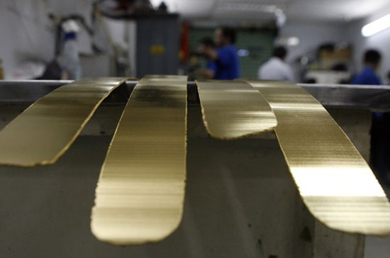 Giới kinh doanh vàng cho biết, hoạt động bán vàng chốt lãi của người dân đã giảm hẳn sau khi giá vàng giảm mạnh sáng qua - Ảnh: Reuters.