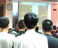 Để có vốn đầu tư tiếp, nhiều người phải “tạm ứng” của công ty chứng khoán hoặc vay ngân hàng - Ảnh: TP.