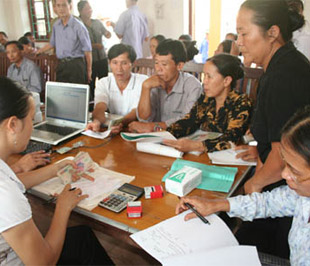 Bà con nông dân rất mừng khi biết được quyết định hỗ trợ vốn vay cho nông dân, vì họ có thể tiếp cận nguồn vốn vay ưu đãi để tái đầu tư sản xuất, nhưng lại gặp khó là do phải thoả mãn nhiều ràng buộc xem ra không phải dễ của các bên liên quan - Ảnh: DT.