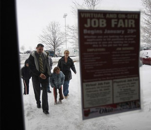 Tại Mỹ, từ cuối năm 2008, tỉ lệ thất nghiệp đã tăng lên mức 6,7%, mức cao nhất kể từ 15 năm gần đây và dự báo còn tăng mạnh trong năm 2009.