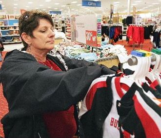 Theo giới quan sát, sự sụt giảm giá trị tài sản trong 2 quý vừa qua có thể sẽ không ảnh hưởng nhiều tới hoạt động chi tiêu của người Mỹ.