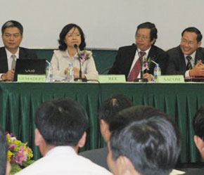 Đại diện doanh nghiệp tại buổi giao lưu giữa 4 doanh nghiệp niêm yết hàng đầu tại Việt Nam và nhà đầu tư vừa được tổ chức tại Tp.HCM ngày 28/8 và tại Hà Nội ngày 30/8 vừa qua.