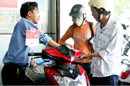 Nhiều điểm bán xe được công ty tài chính hỗ trợ bán hàng thông qua việc cho người tiêu dùng vay trả góp - Ảnh: Hồng Thái.