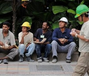 Lao động nước ngoài trong giờ nghỉ tại một nhà máy ở Malaysia.