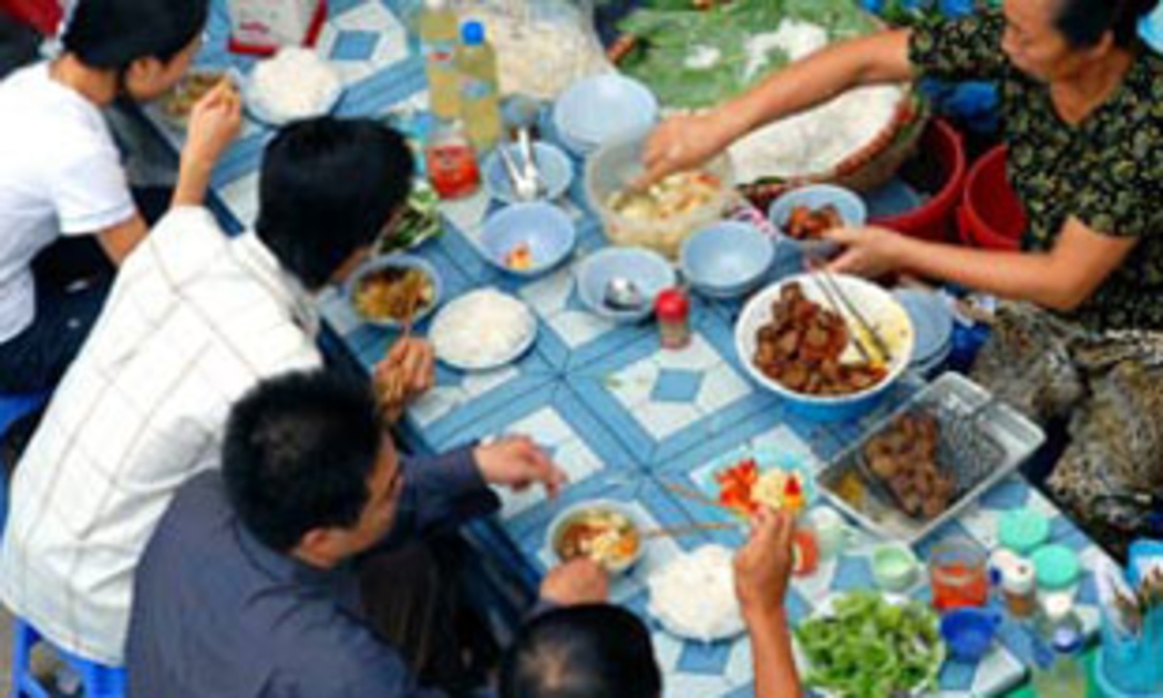 Đảm bảo an toàn thực phẩm với thức ăn đường phố là nội dung được đề cập nhiều tại dự thảo luật.