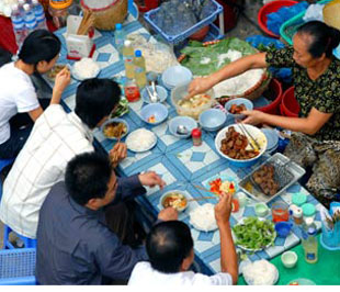 Đảm bảo an toàn thực phẩm với thức ăn đường phố là nội dung được đề cập nhiều tại dự thảo luật.