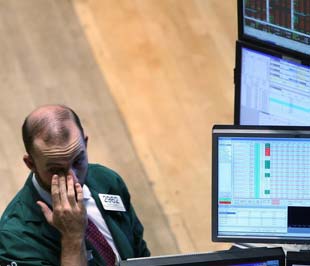 Hàng loạt tin xấu ập tới và những dồn tích của các vụ phá sản, sáp nhập liên quan đến các tập đoàn khối tài chính khiến Phố Wall chao đảo mạnh ngày thứ hai trong tuần - Ảnh: Reuters.